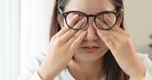 Tại sao đeo kính cận nhìn gần bị mờ? Cách khắc phục