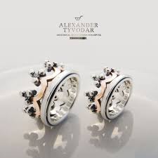 Aleksandr Tivodar Corona Gold Obraczki Slubne Z Rozowego I Bialego Zlota Styl Bizantyjski Skull Wedding Ring Wedding Ring Bands Set Crown Wedding Ring