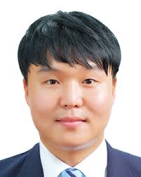 Strain-induced lead-free morphotropic phase boundary