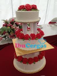 Tingkat atas kek berukuran 6inch kek mentega aromamade gambar 2, kek 2 tingkat yang membawa rasa yang sama iaitu kek mentega klasik. Kek Kahwin Maroon 3 Tingkat Dapur Ibucergas Com
