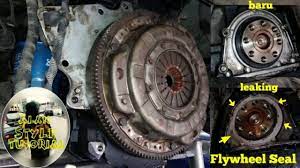 You draw the bolt down tight then strike the head straight on like a nail with a hammer to shock the flywheel free. Flywheel Seal Leaking Memerlukan Kita Cabut Gear Box Untuk Mengganti Nya Youtube