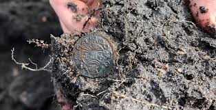 A las afueras, en kerteminde, se encuentra el museo vikingo de ladby que alberga un gran barco vikingo del año 925 d.c. Hallan Un Tesoro Vikingo De Hace 1 200 Anos En Dinamarca National Geographic En Espanol