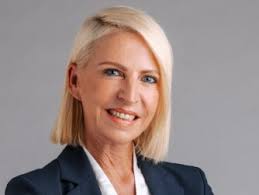 Martha Schultz spricht von Tiroler Bergen, Berggorillas, Spitzenfunktionen,  Elefantenhaut und dem Mut zur Veränderung…