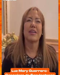 🇨🇴🎶 ¡El talento colombiano volvió a encender el Metro de Nueva York! La  cantante Juliana Velásquez sorprendió a los pasajeros al interpretar La  Colombiana junto al músico Alejandro Portela en uno de