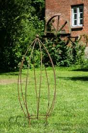 Rankhilfe Rost Gedreht Twister Mit Kugel Rankhilfe Gartenarchitektur Rankpflanzen