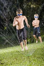 C'est en gironde que se sont déroulés les faits. Garcon 9 Ans En Cours D Execution A Travers L Eau Pulverisee Par Un Arroseur De Pelouse Banque D Images Et Photos Libres De Droits Image 8167749
