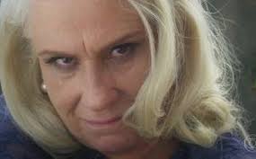 A Lei do Amor! Elio filma a própria morte e Magnólia é presa vestida de  faxineira