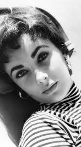 What can someone say about that gorgeous face? There are no words to  describe her beauty.....just breathtaking.... Elizabeth Taylor 💜💜💜