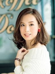 40代の毎日ヘアスタイル 小顔に見える耳掛けミディアムで顔の歪みを矯正 story ストーリィ オフィシャルサイト 髪型 ヘアスタイル 40代 ヘアスタイル