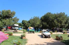 Sur Les Lieux De Tournage De La Serie Camping Paradis Office De Tourisme De Martigues
