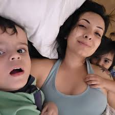 Cómo hay mamis que logran la foto perfecta con sus hijos? 🙄 Mi vida  tratando de tomarnos fotos 😅 Dani, sin querer salir, mi 3/3 no estaba tan  contento y yo recién