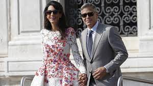 Wenn george clooney und amal alamuddin in venedig ja sagen, könnte es die hochzeit des jahres werden. Kleid Von Amal Alamuddin Spitzenvokuhila Mit Strauss Stil Sz De
