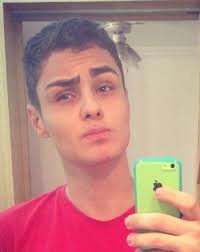 Another Christmas Chevron 🩷🎄🩷 I used red heart super saver in white  (3-7oz skeins) rows of 12 and 2, frosty green (2-7oz skeins) rows of 8,  grey heather (1-5oz skein) rows of