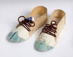 Upcycling sandalen aus papier geolino. Paper Shoes By Jenniger Collier Papiermode Papier Basteln