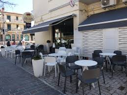 Ancora Una Volta Il Bar Zanzibar Di Mogliano Ha Scelto La Tecnobar Tolentino E Questa Volta Lo Ha Fatto Per Arredare Gli Bar Arredamento Esterno Arredamento