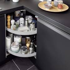 Un Rangement Tourniquet Pour Un Acces Facile Au Necessaire De Cuisine Meuble Cuisine Rangement Cuisine Placard Angle Cuisine