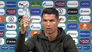 Cristiano ronaldo removes bottles of coca cola from press conference table. Cristiano Ronaldo Refuses To Have Coca Cola Bottles In Interview As He Shouts Drink Water Aktuelle Boulevard Nachrichten Und Fotogalerien Zu Stars Sternchen