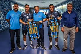 Arthur e Pavon são homenageados antes de jogo entre Grêmio e Confiança