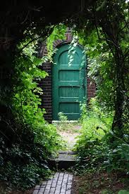 The Garden Door Avec Images Porte De Jardin Secret Porte Jardin Arche Jardin