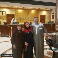 طلبت ابنة الفنانة المعتزلة والإعلامية ميار الببلاوي الدعاء لوالدتها، التي تعرضت لوعكة صحية مفاجئة، أخضعتها لجراحة عاجلة في أحد المستشفيات الخاصة. ØµÙˆØ±Ù…ÙŠØ§Ø± Ø§Ù„Ø¨Ø¨Ù„Ø§ÙˆÙŠ ØªØ¤Ø¯ÙŠ Ù…Ù†Ø§Ø³Ùƒ Ø§Ù„Ø¹Ù…Ø±Ø© Ø¨ØµØ­Ø¨Ø© Ø²ÙˆØ¬Ù‡Ø§ Ù„ÙŠØ§Ù„ÙŠÙ†Ø§Ù…ÙŠØ§Ø± Ø§Ù„Ø¨Ø¨Ù„Ø§ÙˆÙŠÙˆØ²ÙˆØ¬Ù‡Ø§ ÙˆÙˆØ§Ù„Ø¯ØªÙ‡Ø§ ÙÙŠ Ø§Ù„ÙÙ†Ø¯Ù‚ Fashion Academic Dress Dresses