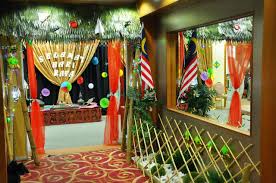 Hi pada yg masih lagi gundah gulana.boleh tgk link di bawah ni.i pun nk belajar2 jugak.nak hasilkan giant flower utk deco raya nanti :). Hiasan Hari Raya Aidilfitri Di Pejabat