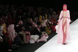 Baju daur ulang spesial tema nusantara. Desainer Risza Novianty Padukan Sampah Plastik Dan Busana Katadata Co Id