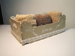 El resultado son varias líneas de producto, como estas cajas de madera de pino que han sido cuidadosamente restauradas respetando sus peculiaridades y la. Caja De Fruta Decorada Manualidades