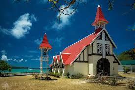 Cap Malheureux Eglise Au Toit Rouge Au Nord De L Ile Maurice A Cap Malheureux House Styles Mansions Eiffel Tower