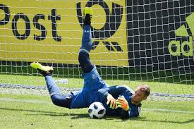 Manuel neuer in typischer pose. Sehr Gute Paraden Neuer Macht Nachsten Schritt Zur Wm In Russland