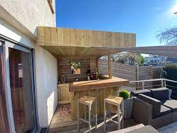 Pour tous vos aménagements extérieurs (clôture bois, terrasse en bois, deck piscine en bois, retenue de terre ou encore bardage, idéa bois nicolas vous le bois extérieur de classe 4 est recommandé car il peut être soumis à des conditions difficiles d'humidité et être directement en contact avec le sol. Bar Pool House Exterieur Ossature Bois Toit Plat Cerisier