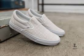 vans slip on suede checkers 輕便好穿脫的slip on 用上麂皮壓印的經典棋盤格圖樣 呈現出素雅又不無聊的高質感 限定發售 vans vans classic slip on sneaker sporty shoes slip on sneaker