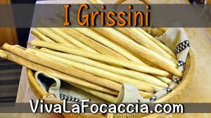 Se vuoi rendere speziati i tuoi grissini fatti in casa, puoi seguire la ricetta sopra descritta e inserire un trito di rosmarino direttamente nell'impasto. Ricetta Grissini Torinesi Stirati A Mano Youtube