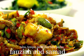 Salah satu variasi masakan tempe favorit adalah tempe yang digoreng kering lalu dibumbui pedas manis, atau yang biasa disebut dengan tempe orek. Resepi Tempe Goreng Sambal