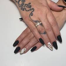 Nueva colección con 140 uñas negras naturales o acrílicas combinadas con colores como el dorado, plata, blanco, en tonos mate y más. Marmol Unas Acrilicas Negras Mate Y Efecto Facebook