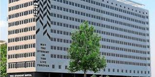 Anhänger von dynamo dresden haben beim spiel gegen ingolstadt ein spruchband präsentiert. Jan Bohmermann Kommt Nach Dresden In Die Staatsoperette