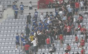 サッカーj1・ 浦和レッズ のサポーターが、中学校の吹奏楽部員らによる「復興ライブ」の演奏中に、応援歌を歌い始める騒ぎがあった。 2018年10月7日の対 ベガルタ仙台 戦（ユアスタ仙台）の試合前イベントでの出来事だ。 æµ¦å'Œãƒ¬ãƒƒã‚º æ¨ªæµœf ãƒžãƒªãƒŽã‚¹ãŒ ä¸¡ã‚¯ãƒ©ãƒ–ã®ãƒ•ã‚¡ãƒ³ ã‚µãƒãƒ¼ã‚¿ãƒ¼ã«ã‚ˆã‚‹ãƒˆãƒ©ãƒ–ãƒ« ã«ã¤ã„ã¦å‡¦åˆ†ã‚'ç™ºè¡¨ æµ¦è­° æµ¦å'Œãƒ¬ãƒƒã‚ºã«ã¤ã„ã¦è­°è«–ã™ã‚‹ãƒšãƒ¼ã‚¸