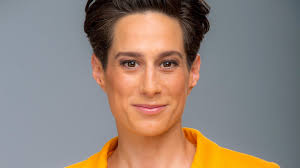 Masken-Verweigerer spuckt ZIB-Star direkt ins Gesicht