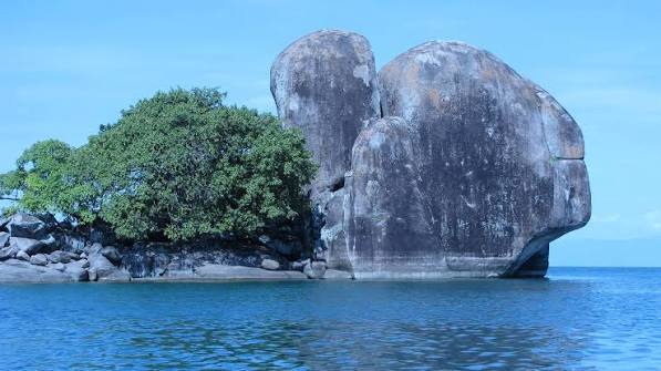 Mountain and lake landscape representing the scenery of the Lake Nyasa region
