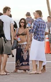 Magic mike è solo il primo dei molti futuri progetti di steven soderbergh (ma non aveva detto che avrebbe lasciato il cinema?), e racconta di un giovane stripper allenato al mestiere da uno più esperto. Olivia Munn In Bikini On The Magic Mike Set Lacelebs Co