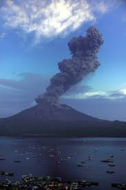 The lava flows of the 1914 eruption connected it with the ōsumi peninsula. é¹¿å…å³¶ æ¡œå³¶ã®å™´ç…™4200ãƒ¡ãƒ¼ãƒˆãƒ« æœæ—¥æ–°èžãƒ‡ã‚¸ã‚¿ãƒ«