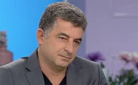 Και τέλος, ο δημοσιογράφος γιώργος καραϊβάζ δέχτηκε 17 σφαίρες μέρα μεσημέρι έξω από το σπίτι του από πληρωμένους δολοφόνους. 3qifdylmog9xzm