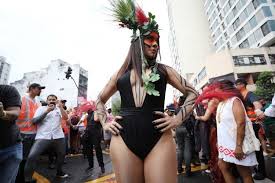 Fantasia de alessandra negrini gerou polêmica. Alessandra Negrini E Destaque No Bloco Academicos Do Baixo Augusta Fotos R7 Carnaval 2020