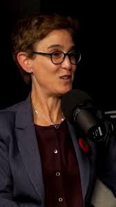 English follows] On dit que le Dr Alain Bitton traite ses patients comme  s'ils faisaient partie de sa famille. Le directeur du département de  gastroentérologie et d'hépatologie (CUSM) est l'une des forces