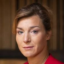 Zprvu se věnovala lidovému a scénickému tanci. Lenka Krobotova Seznam Cz