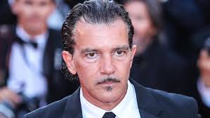 Check spelling or type a new query. Apos Ataque Cardiaco Antonio Banderas Volta A Cidade Natal