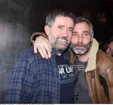 Την ίδια ώρα ο σκαι κυμαινόταν κάτω από το 10%, ενώ ο σπύρος. Spyros Papadopoylos H Afierwmenh Parastash Stoys Filoys Toy H8opoioys Me Thn Syntrofo Toy Sto Pleyro Toy Pics