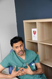 Lege, forfatter og forsøksvis folkeopplyser. Horer Konstant Pipelyd Dinhorsel