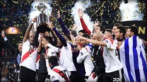 Fue fundado el 25 de mayo de 1901 en el barrio de la boca, tras la fusión de los clubes santa rosa y la rosales y su nombre proviene de la antigua denominación. Copa Libertadores River Plate Schlagt Boca Juniors 3 1 Fussball Bild De