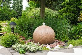 Mit einem sprudelstein im gartenteich beugen sie effektiv einer algenbildung vor und schaffen sprudelsteine im gartenteich helfen gegen algen (quelle: Quellsteine Brunnen