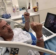 Det finns en flicka som jag går till ibland hon tycker om mig för jag gör vad jag kan i hennes tystnad finns så mycket jag vill veta så. Christer Bjorkman Har Drabbats Av En Blodpropp Vardas Pa Sjukhus